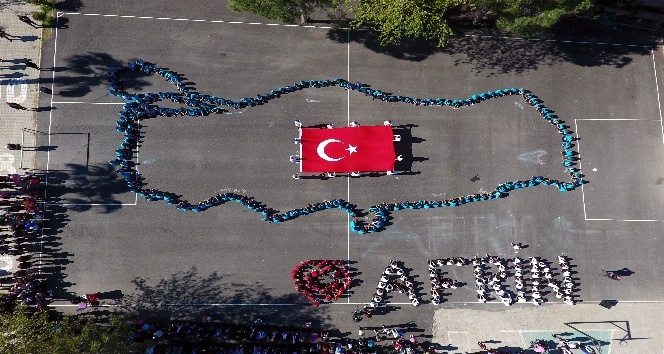 ’Afrin’ için 360 öğrenci bedenleriyle Türkiye haritası çizdi