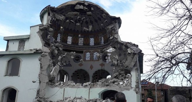 Depreme dayanıklı olmayan cami yıkıldı