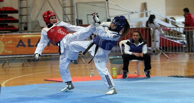 Alanya’da Taekwondo Gençler Grup maçları