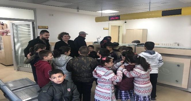 Geyveli öğrenciler mektuplarını dualarla Afrin’e gönderdi