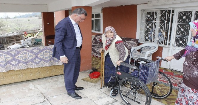Başkan Duymuş, hasta ve yaşlıları ziyaret etti