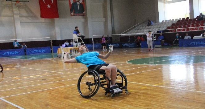 Badminton Türkiye Şampiyonası Mersin’de başladı