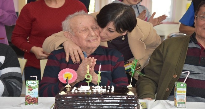 91’lik dede doğum gününü sevdikleriyle kutladı