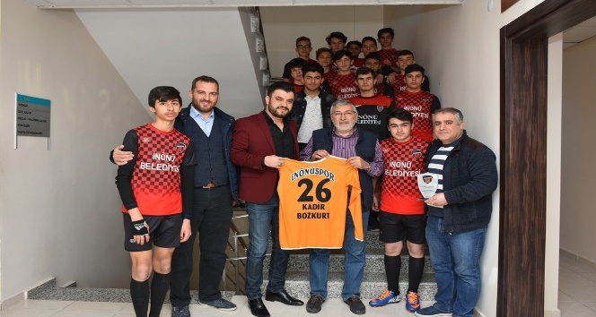 Genç oyunculardan Başkan Bozkurt’a teşekkür ziyareti
