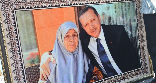 Cumhurbaşkanı Erdoğan sevdasını halıya dokudu