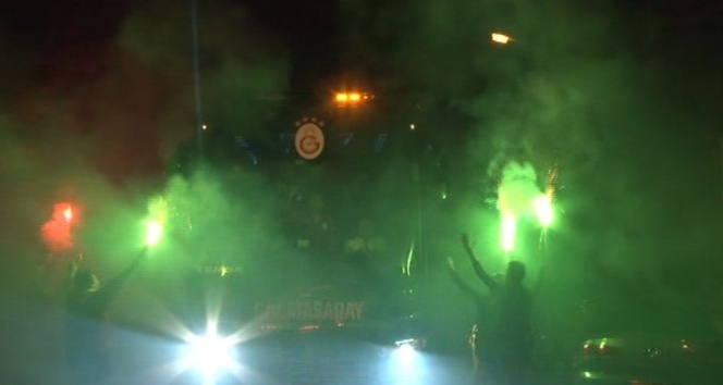 Derbi sonrası Galatasaray&#039;a coşkulu karşılama