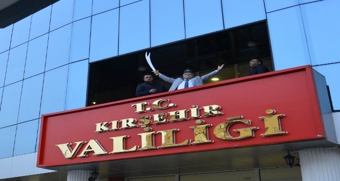 Vali Şentürk,  gençleri kılıç kuşanarak Çanakkale gezisine uğurladı