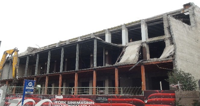 Taksim’deki Atatürk Kültür Merkezi’nde yıkım çalışmaları sürüyor