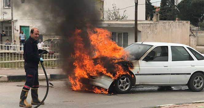 Seyir halindeki otomobil bir anda yanmaya başladı