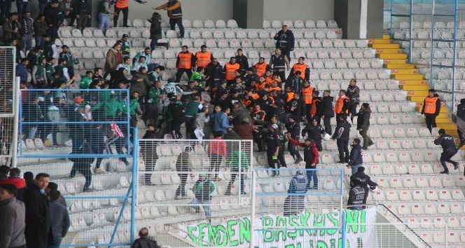 B.B Erzurumspor - Akın Çorap Giresunspor maçının ardından tribünler karıştı