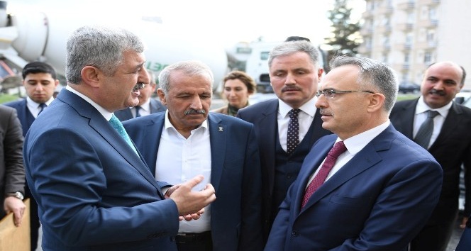 Maliye Bakanı Ağbal, Yeşilyurt Belediyesini ziyaret etti