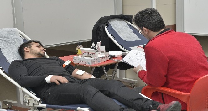 KMÜ’de öğrenciler kan bağışında bulundu