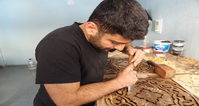 Suriyeli Mülteci, oyma sanatı ile tahtalara şekil veriyor