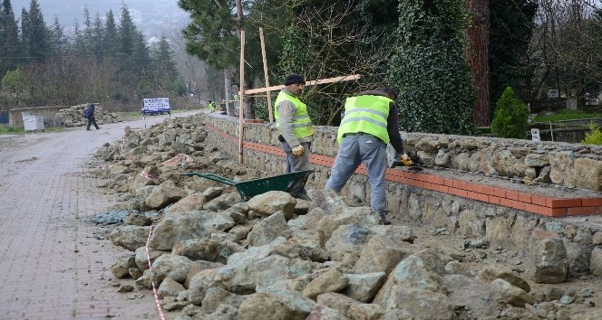 Kartepe’de mezarlık duvarlarının yapımı bitiyor