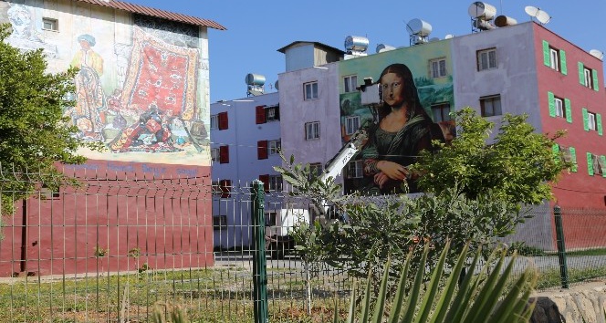 ’Mona Lisa’ Mersin’deki konutların duvarını süslüyor