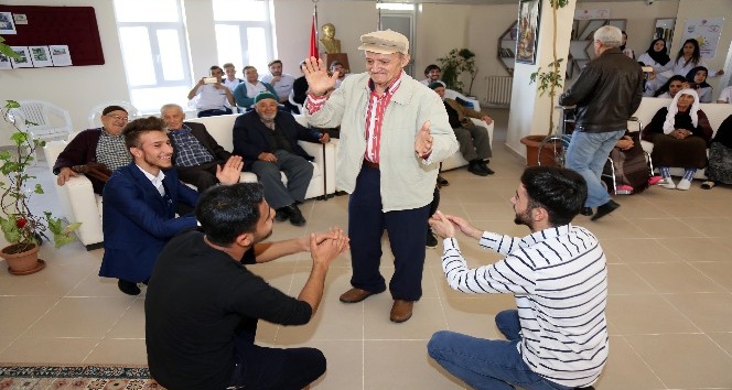 Bozok Üniversitesi öğrencileri huzurevi sakinlerini unutmadı