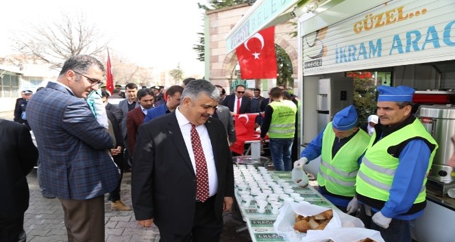 Ereğli Belediyesi Çanakkale Zaferi anısına yarım ekmek ve üzüm hoşafı dağıttı