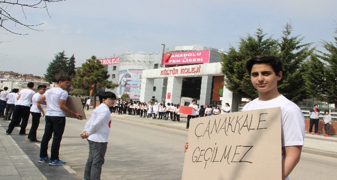 Düzce Kültür Fen Lisesi öğrencileri Çanakkale ruhunu sokağa yansıttı