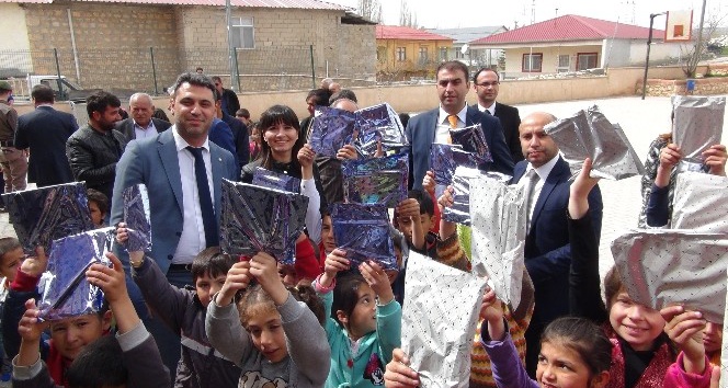 Hakim ve savcılar köy okulunda öğrencilere kitap dağıttı