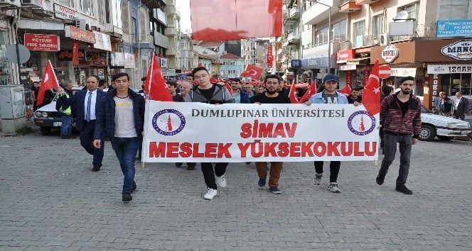 Simav’da üniversiteli gençler Çanakkale için yürüdü