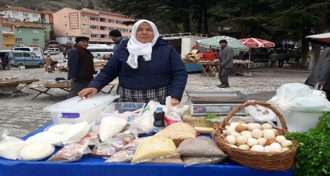 60 yaşındaki kadın, geçimini kendi ürettiği ürünleri satarak sağlıyor