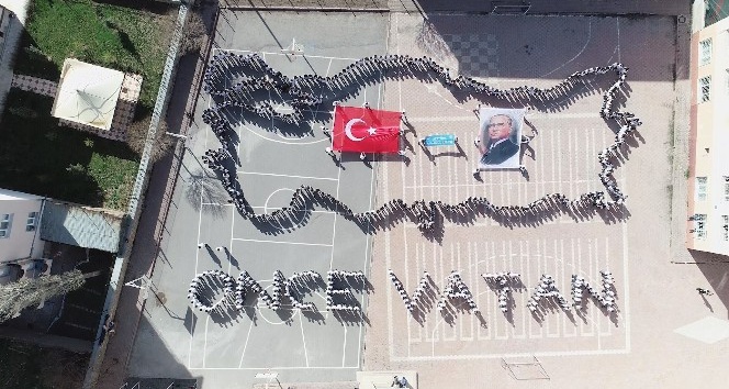 Sivas’ta Öğrenciler Bedenleriyle Türkiye Haritası Yaptı