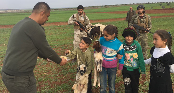 ÖSO, Afrin&#039;deki çocuklara tatlı dağıttı
