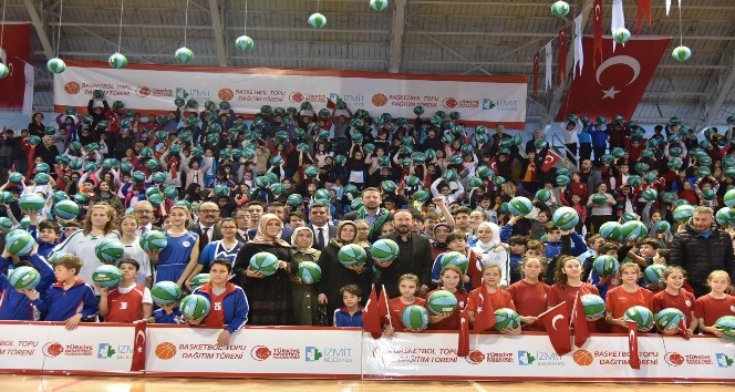 İzmit’te 10 bin öğrenciye basketbol topu dağıtıldı