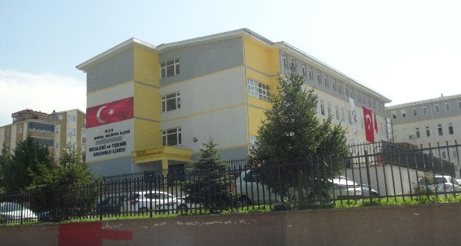 Bursa’da kız öğrencilerin bakireliğini sorguladığı iddia edilen öğretmen açığa alındı