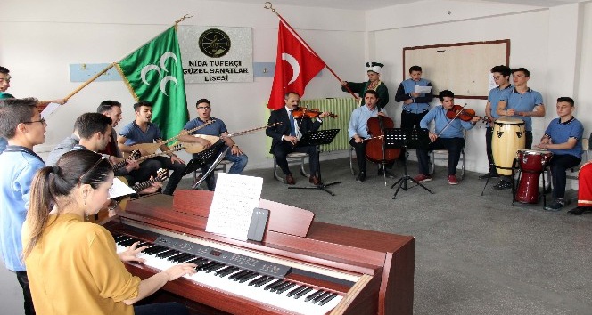 Öğrenciler, Mehmetçik’e destek için farklı enstrümanlarla mehter marşı çaldı