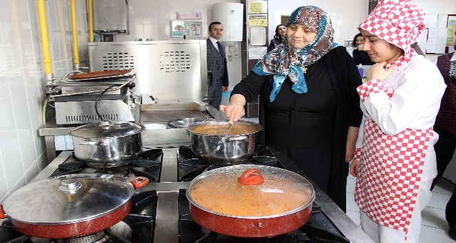 Huzurevi sakinleri, mutfakta tecrübelerini öğrencilerle paylaştı
