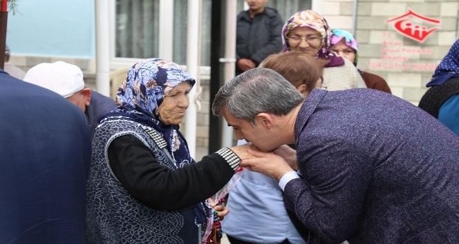 Başkan Şirin, huzurevinde kalan yaşlılarla buluştu