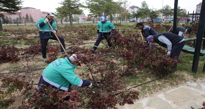 Karaman Belediyesinden şehir mezarlığında çevre düzenlemesi