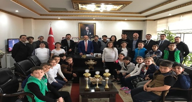 Halk oyunları şampiyonları Kaymakam Öner’i ziyaret etti