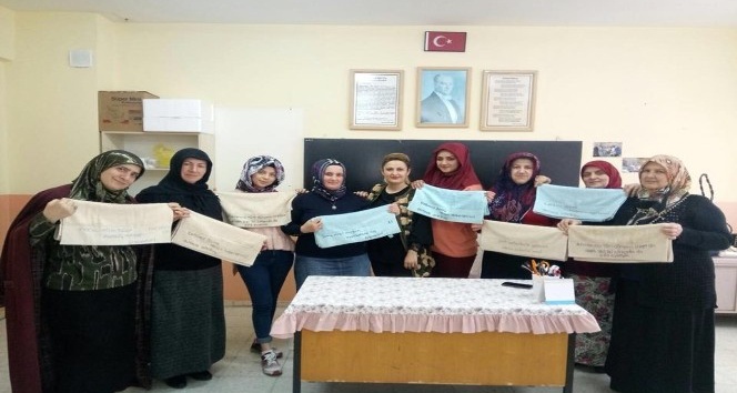 Kartepeli kadınlar Mehmetçik için havlu hazırladı