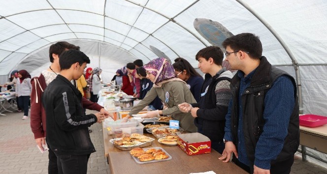 Lise öğrencileri Mehmetçik Vakfı için kermes düzenlendi