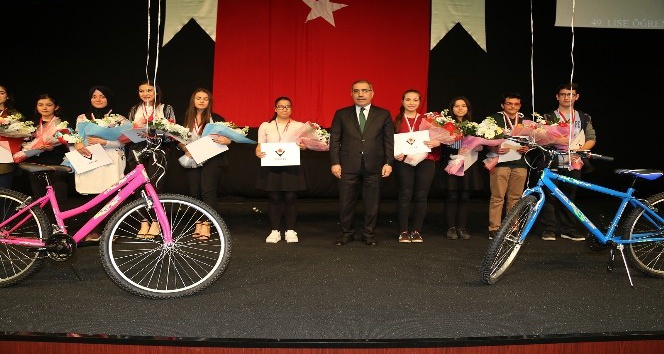 Başkan Çelikcan’dan başarılı öğrencilere bisiklet