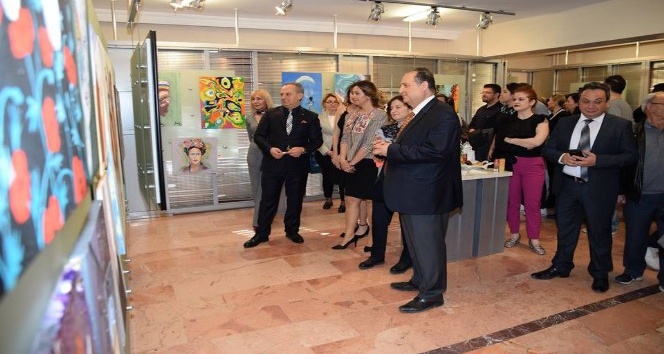‘Resim Dostları’ karma resim sergisi ESOGÜ’de ziyarete açıldı