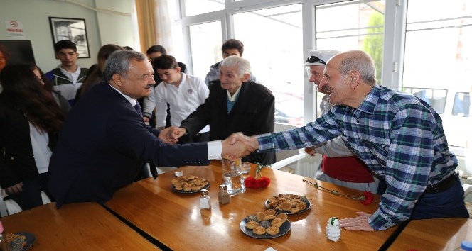 Başkan Uysal’dan Yaşlılar Haftası’nda anlamlı ziyaret