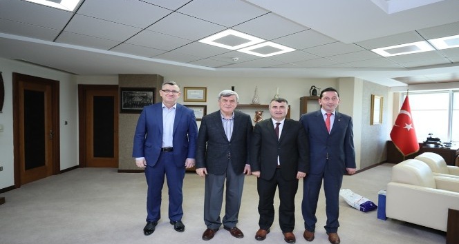 Başkan Karaosmanoğlu özel bir okulun yönetimini ağırladı