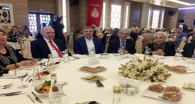 İBB Başkanı Mevlüt Uysal, yaşlıları yemekte ağırladı