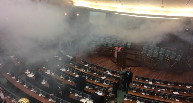 Kosova Meclisi’ne göz yaşartıcı gaz geri döndü