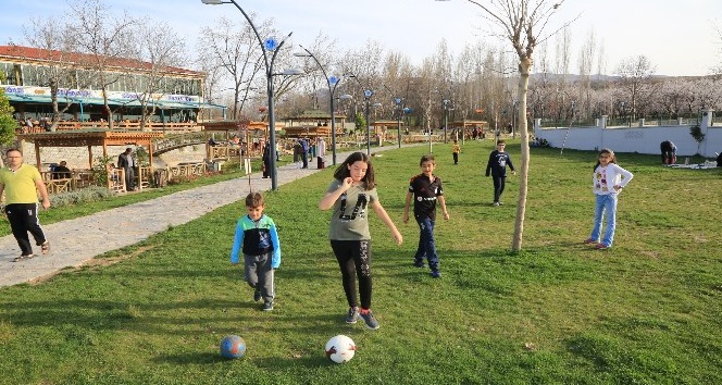 Galip Demirel’e Çınar Park’a vatandaşlardan yoğun ilgi