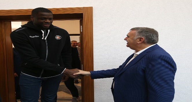 Başkan Toçoğlu Büyükşehir Basketbol Takımı yönetici ağırladı
