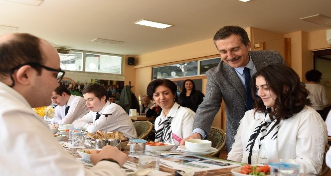 Başkan Ataç down sendromlu gençlerle buluştu