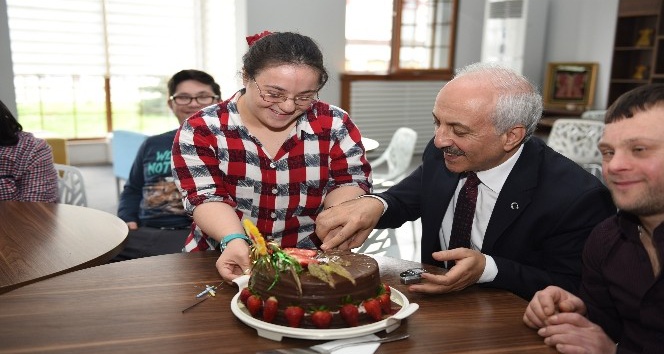 Başkan Gül down sendromlu çocuklarla pasta kesti