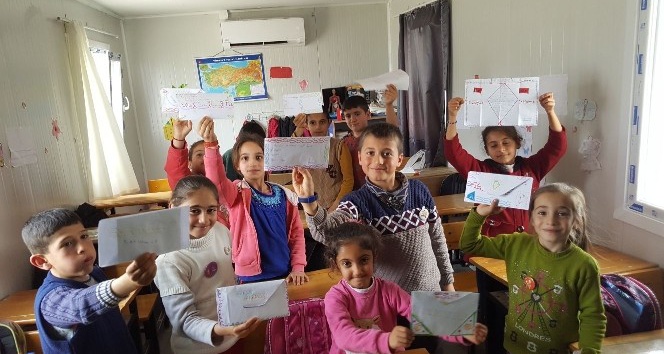 Öğrenciler süsledikleri mektupları Mehmetçiğe gönderdi
