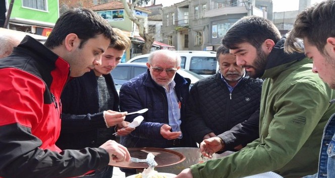 Lapseki Ak Parti Gençlik Kolları Afrin Zaferi için pilav dağıttı