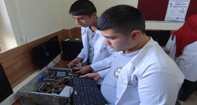 Arızalı bilgisayarlar onarılıp okulların hizmetine sunuluyor