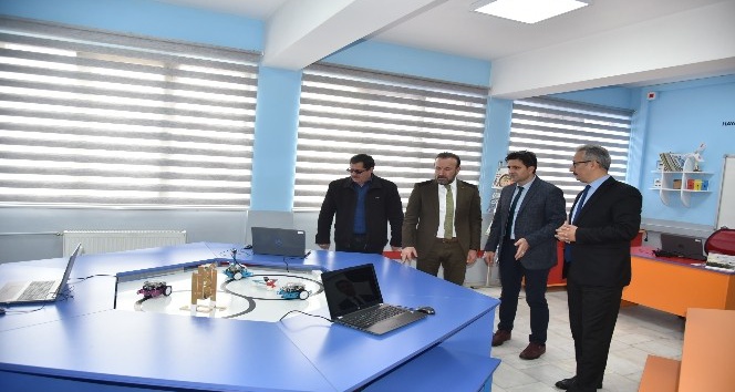Başkan Doğan, STEM sınıfına 3D yazıcı hediye etti